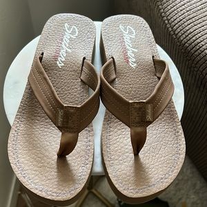 Skechers Brown Yoga Wedge Flip Flop Sandals size 9